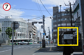 近鉄奈良駅の看板を右折します。