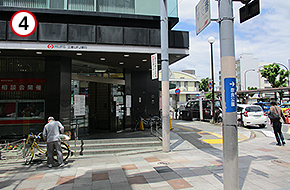 正面の三菱UFJ銀行沿いに、交番方面に進みます。